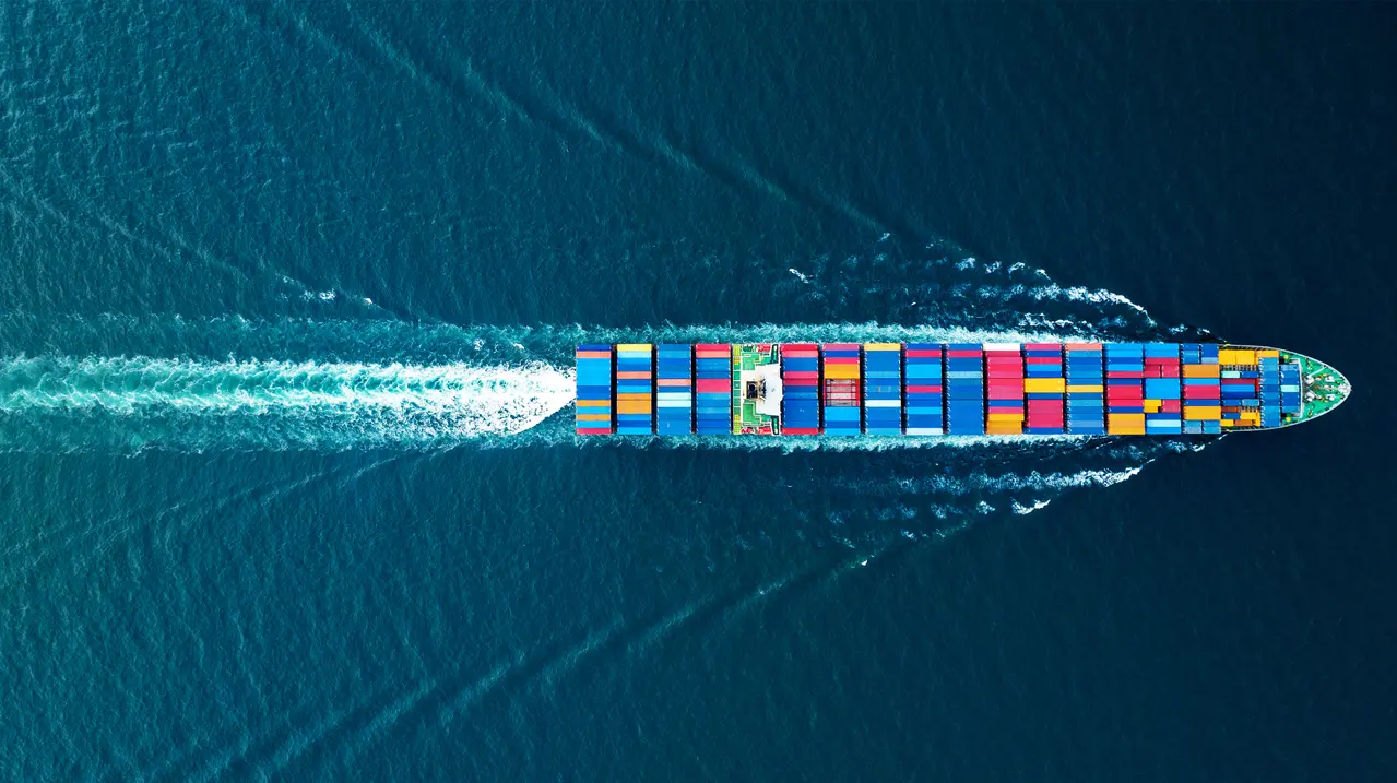Navio de carga em alto mar carregado de containers