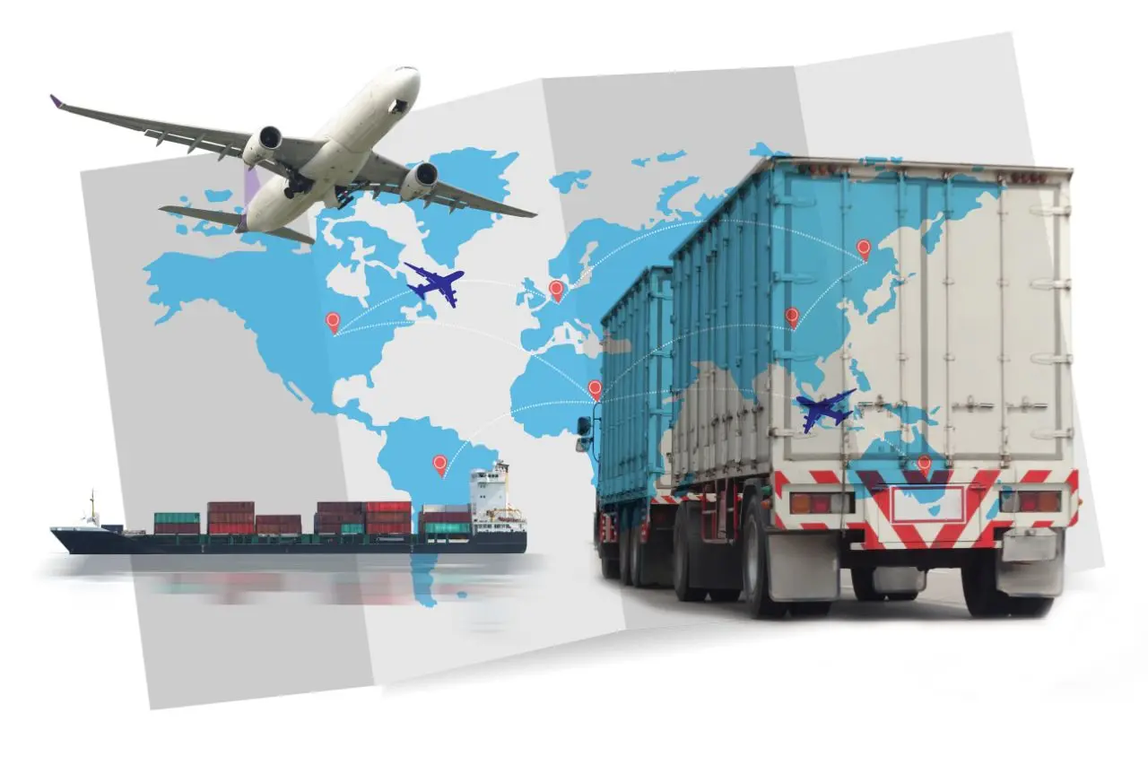 Terminal com caminhões e contêineres mostrando integração multimodal