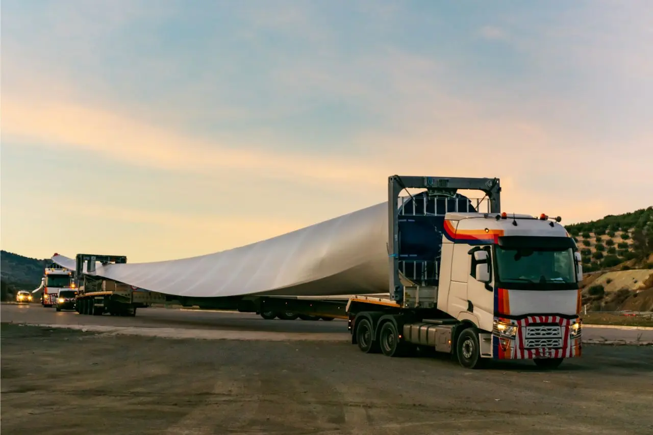 Transporte de pá eólica ilustra logística especializada de carga projeto.