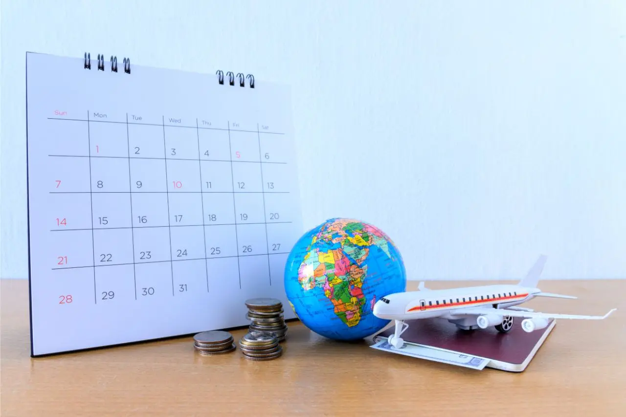 Globo, calendário e avião simbolizando datas sazonais no transporte