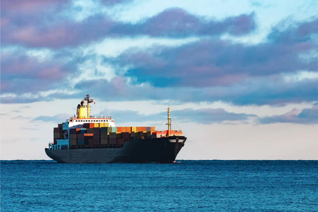 Navio de carga simboliza planejamento de prazos em rotas internacionais.