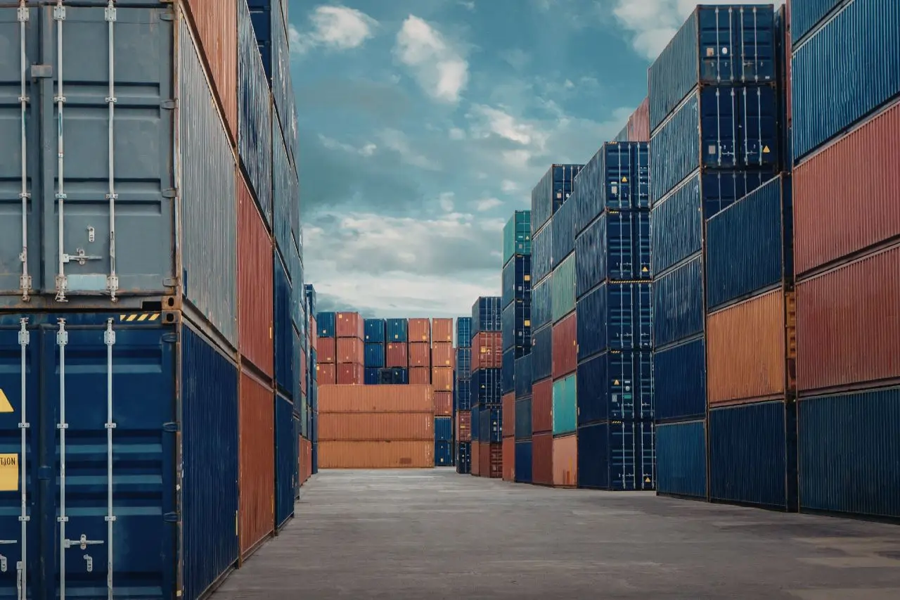 Contêineres empilhados simbolizam regras Incoterms no comércio internacional.