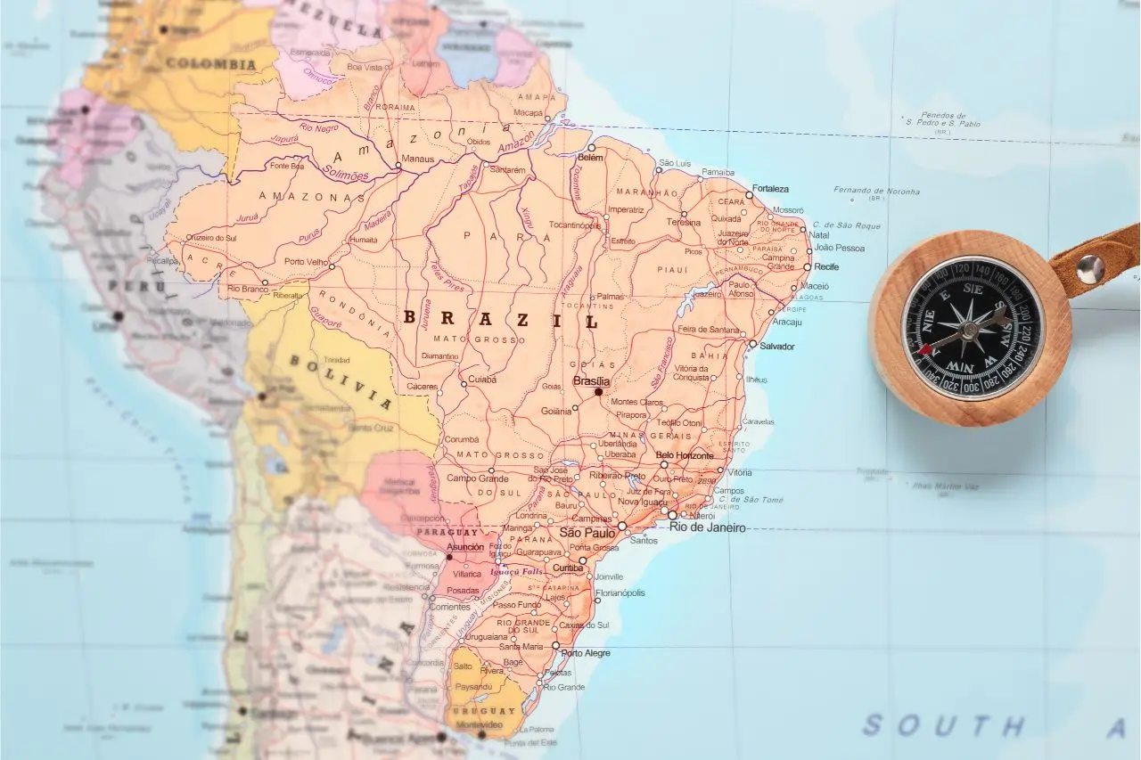 Mapa do Brasil com bússola representando rotas internacionais
