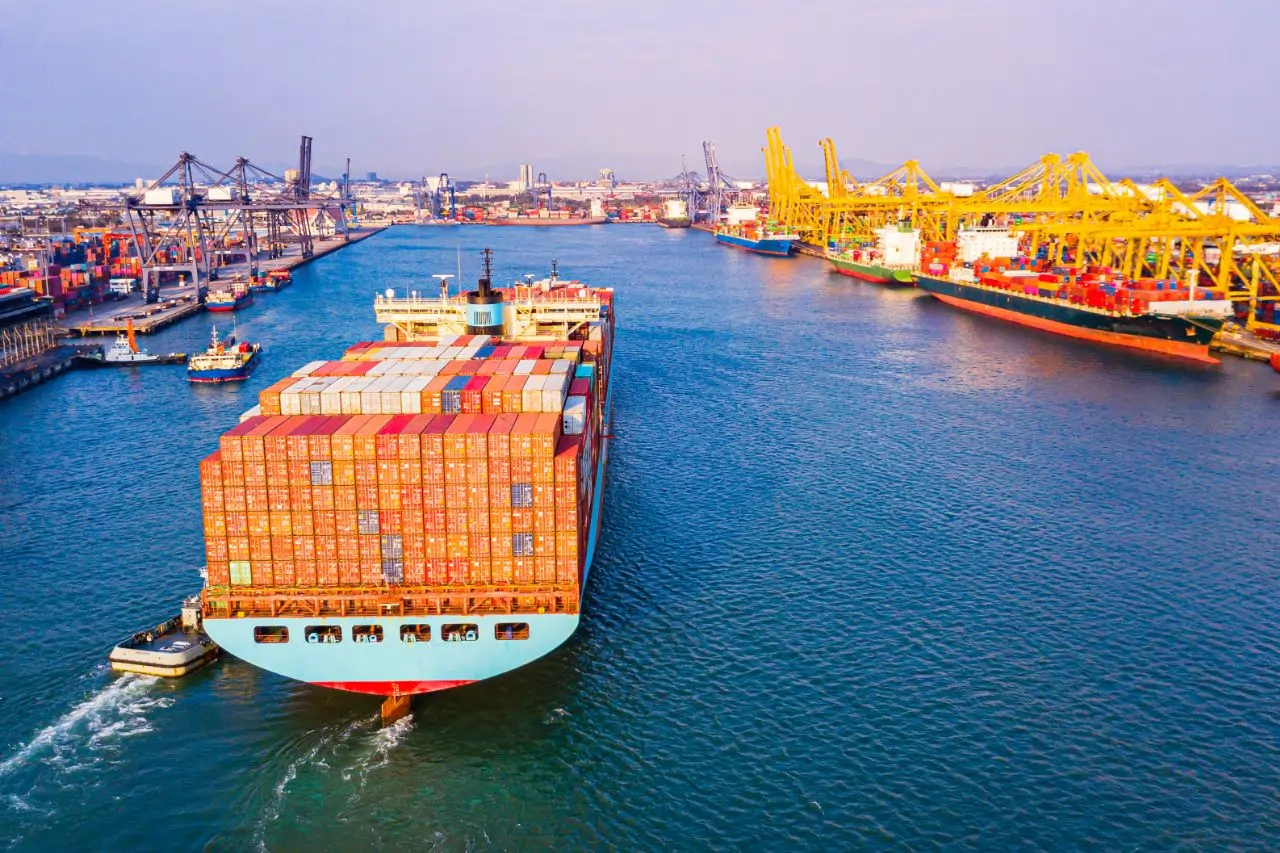 Navio porta-contêineres no transporte internacional de cargas