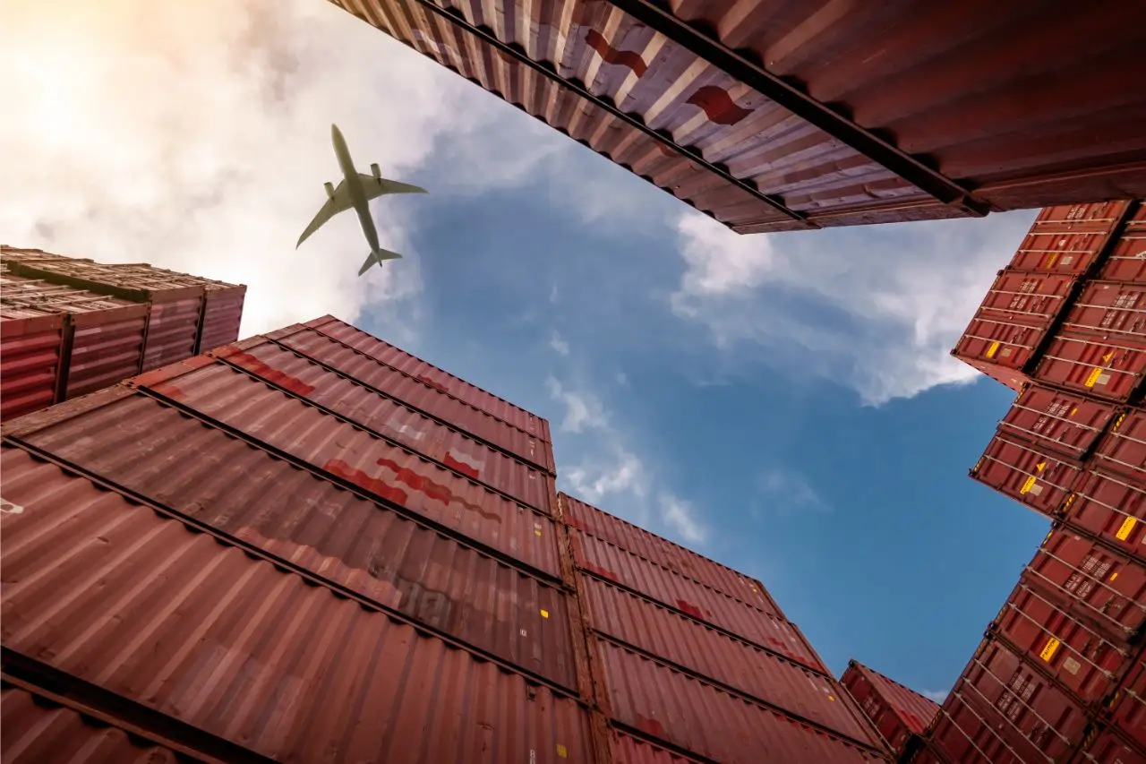 Avião e navio no transporte das importações da China ao Brasil