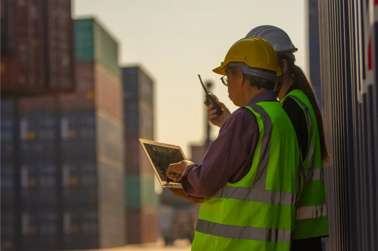 Equipe analisa operação logística com foco em compliance internacional