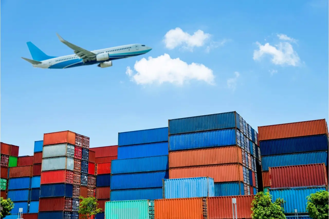 Navio e avião representam mudanças na logística internacional em 2026