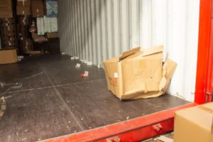 Caixas avariadas durante descarga de contêiner no destino