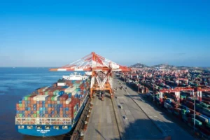 Porto na China com contêineres para consolidação de cargas