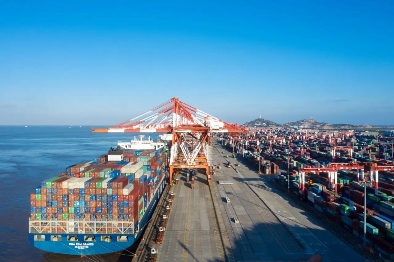Porto na China com contêineres para consolidação de cargas